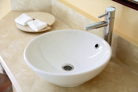 Un lavabo de baño con una jabonera al lado