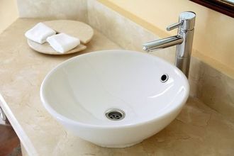 Un lavabo de baño con una jabonera al lado