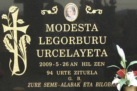 Una lápida para modesta legoburu urcelayeta