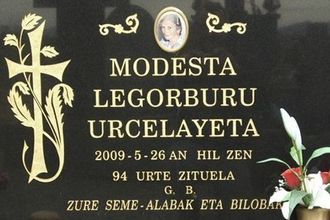Una lápida para modesta legoburu urcelayeta