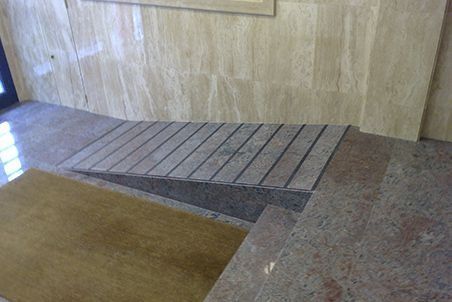 Hay una rampa en el medio de las escaleras.