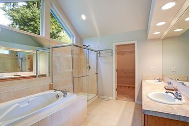 Un baño con bañera, lavabo, ducha y espejo.