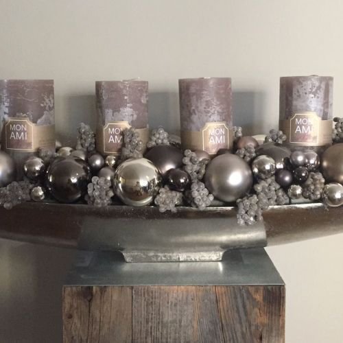 Adventskranz modern lila, Silber mit Weihnachtskugeln