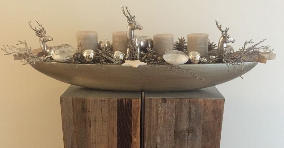 Adventskranz modern lila, Silber mit Weihnachtskugeln