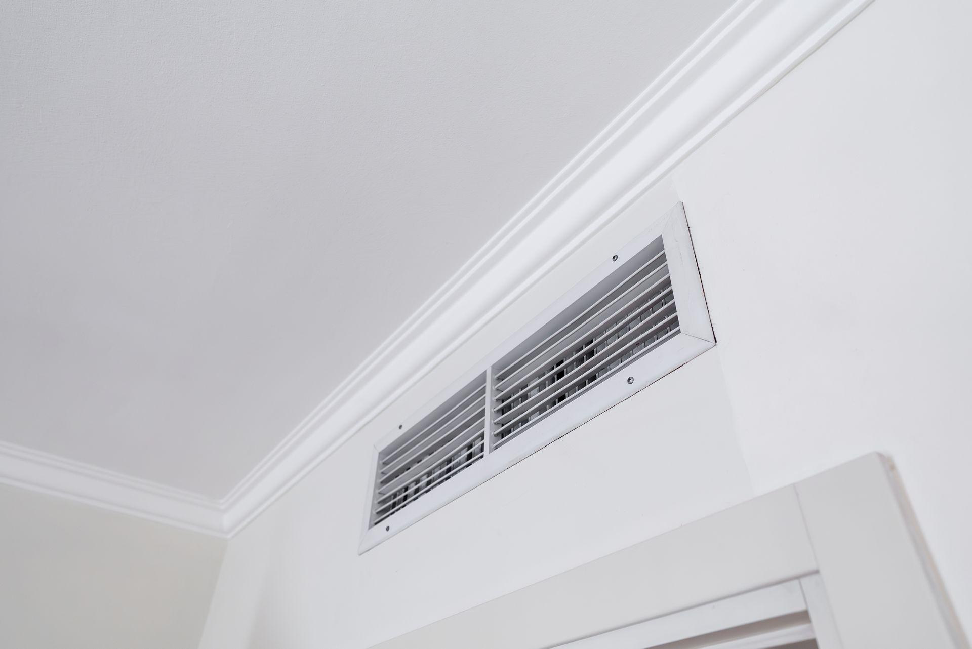 Grille d'aération dans la pièce. Climatiseur intégré.