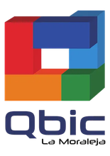 Logotipo de QBIC La Moraleja, un cubo estilizado en rojo, azul, naranja y verde, y el texto