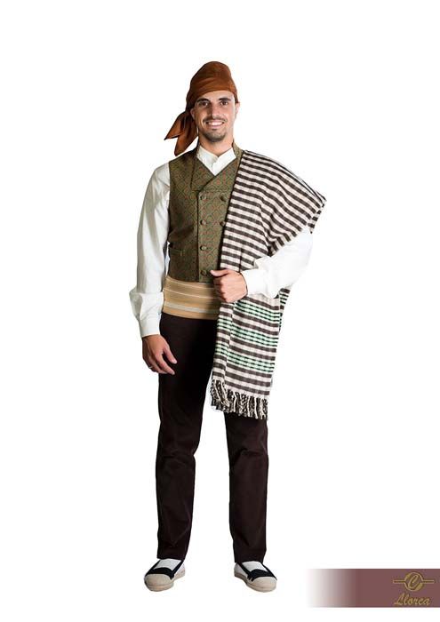 Una persona que viste un traje folclórico tradicional con un pañuelo marrón en la cabeza, un chaleco verde oliva, una camisa blanca y un chal a rayas.