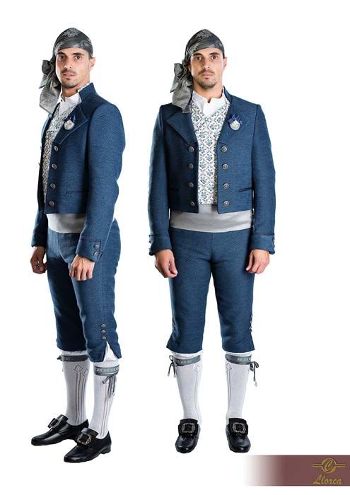 Dos imágenes de un hombre con atuendo folclórico tradicional español: traje azul, chaleco estampado, pañuelo en la cabeza y calcetines blancos.