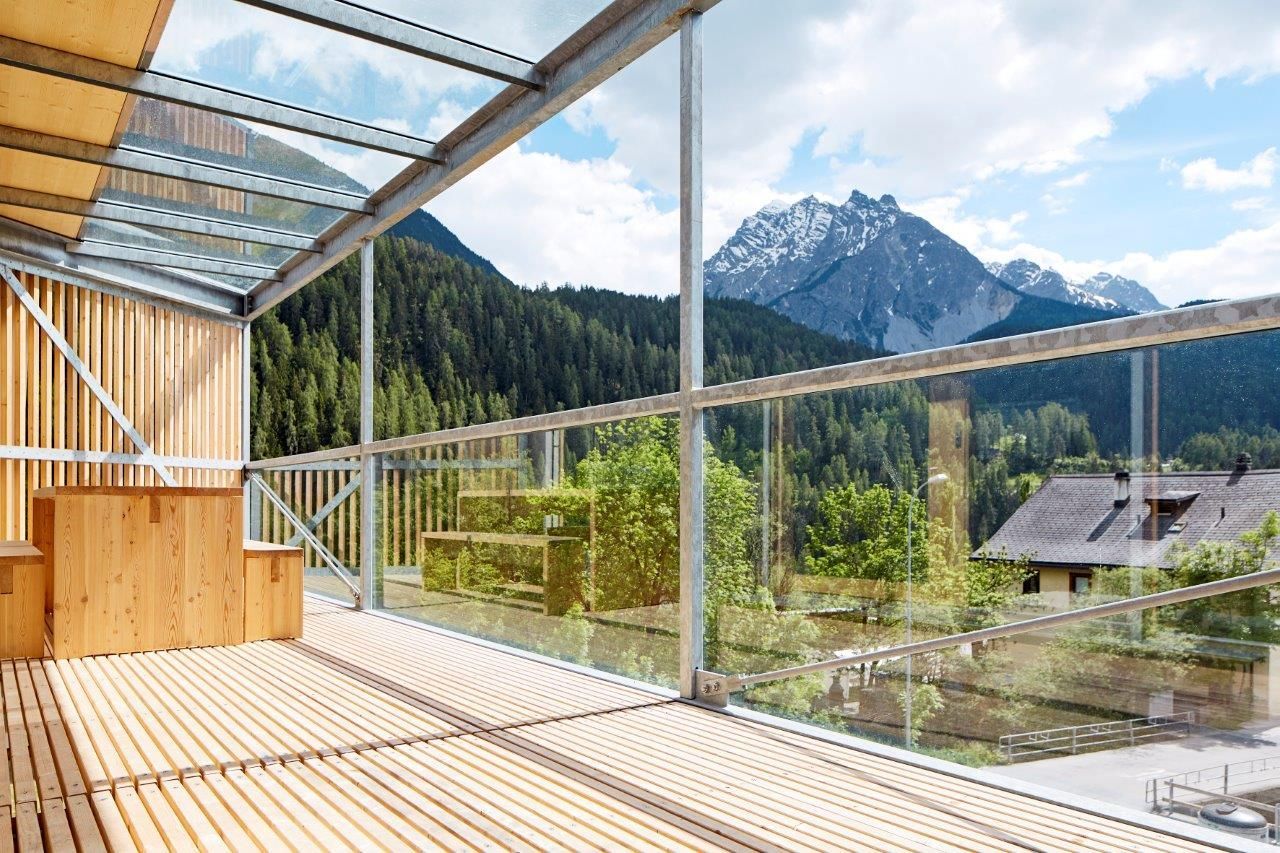 Privater Balkon des Ferienhauses Buna Saira in Scuol mit Blick auf die Engadiner Berge