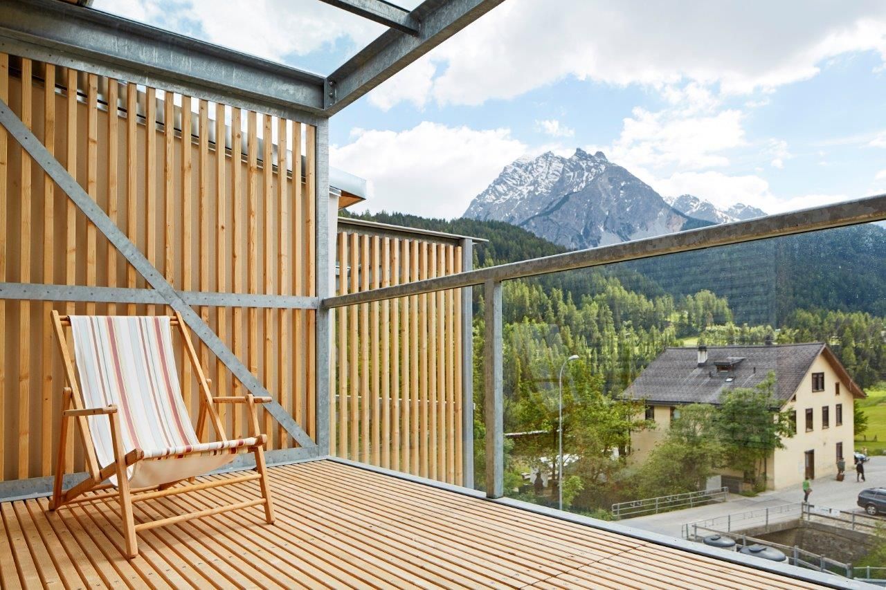 Private Terrasse mit Lounge und Essbereich des Ferienhauses Allegra in Scuol mit Bergpanorama