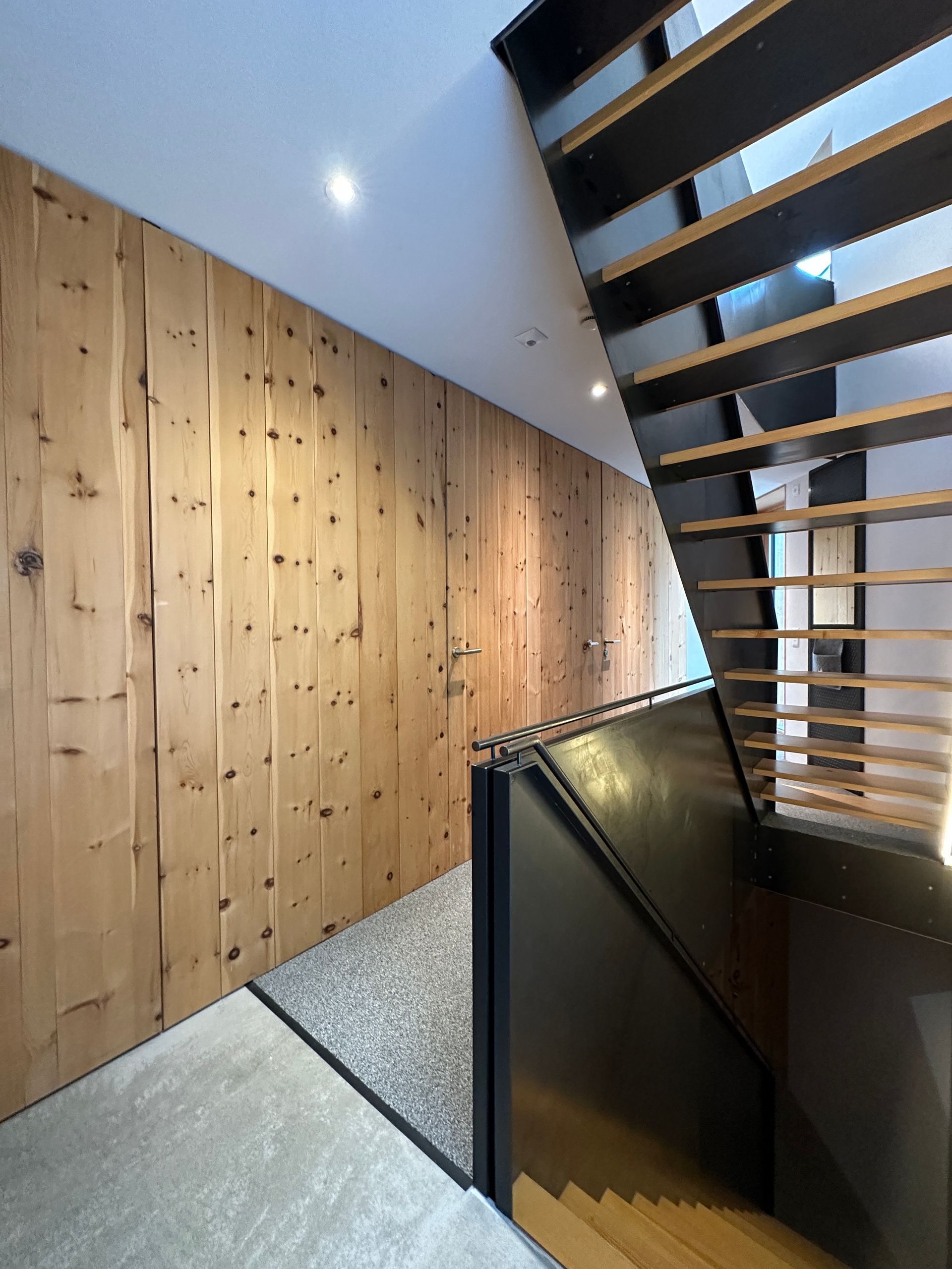 Alpine Architektur mit offener Treppe und Holzinterieur im Ferienhaus Buna Saira