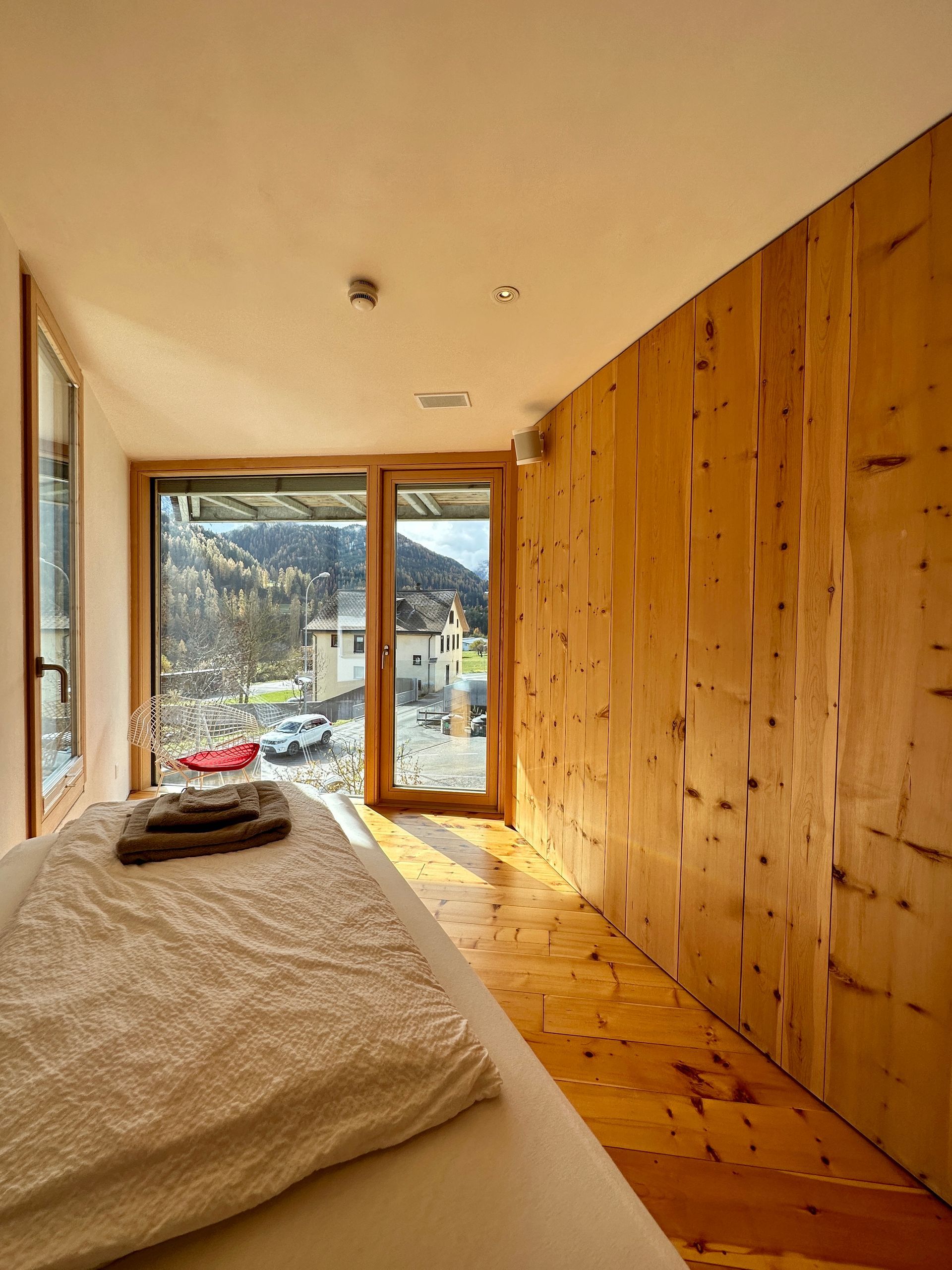 Helles Einzelschlafzimmer im Ferienhaus Buna Saira mit Bergblick nach Süden in Scuol