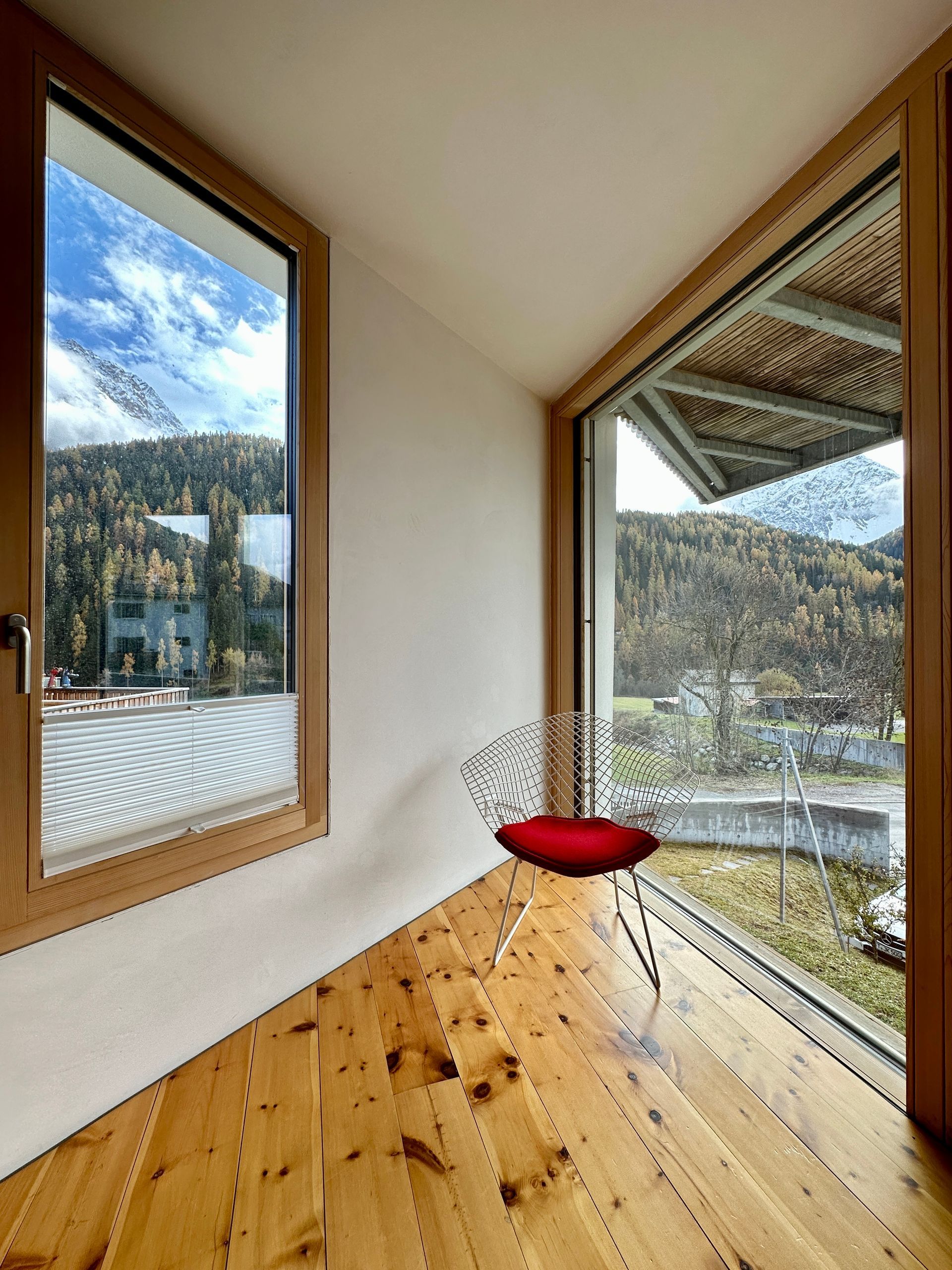 Helles Schlafzimmer im Ferienhaus Buna Saira in Scuol mit Bergpanorma nach Süden und Westen 