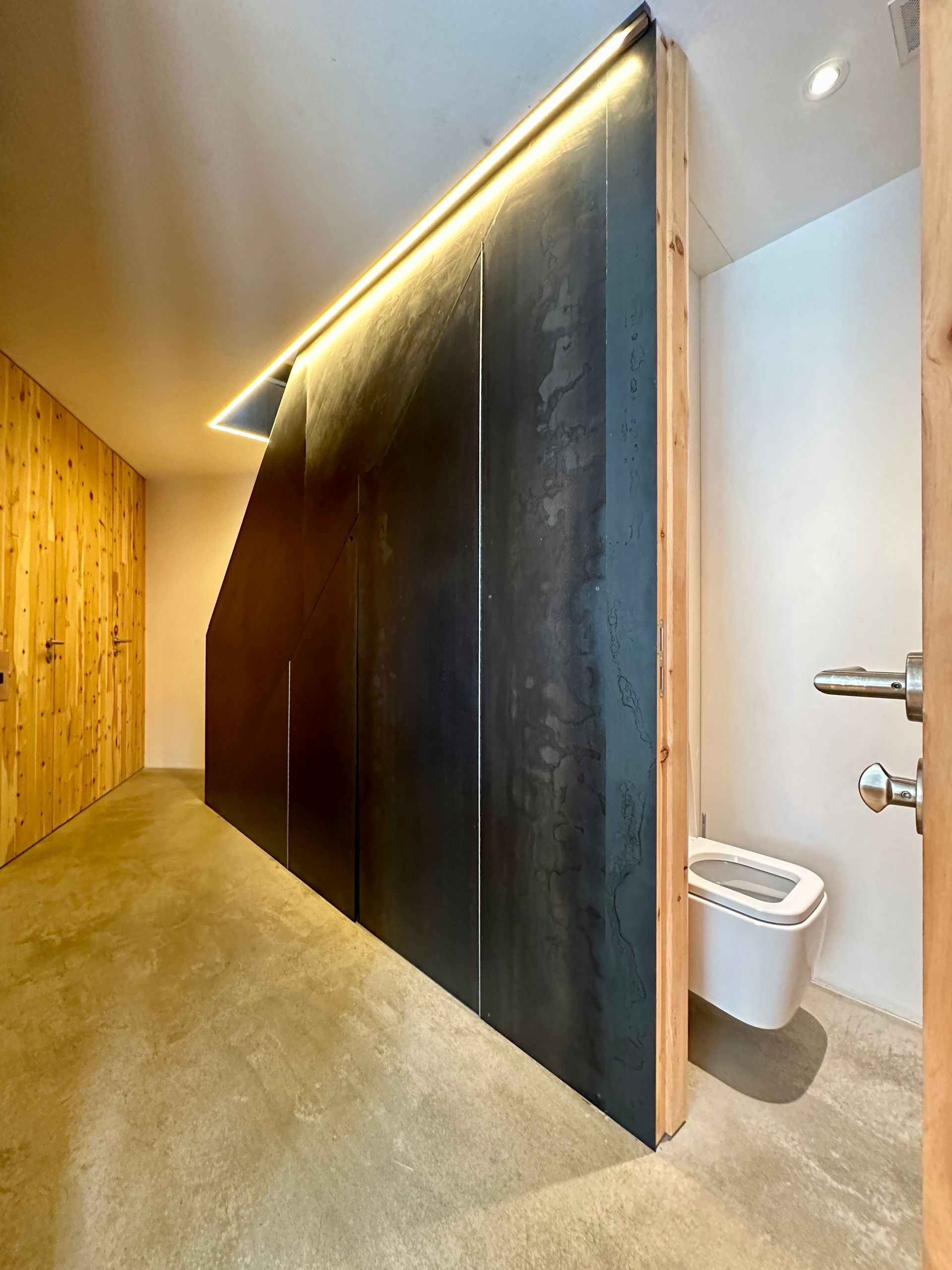 Alpine Stahlverkleidung mit Arvenholz im Ferienhaus Buna Saira im Engadin