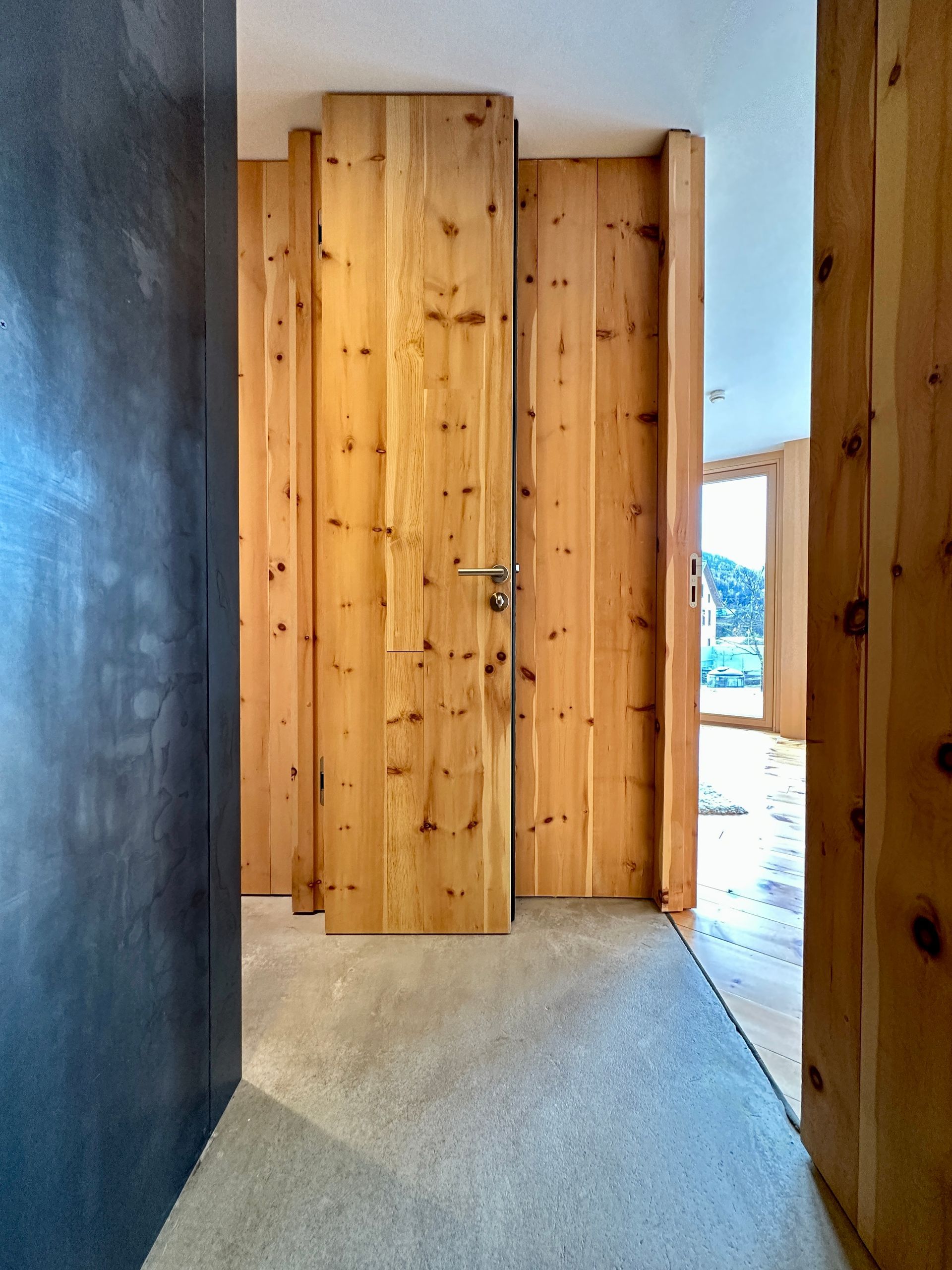 Hochwertiges Interieur aus Arvenholz im Ferienhaus Buna Saira in Scuol