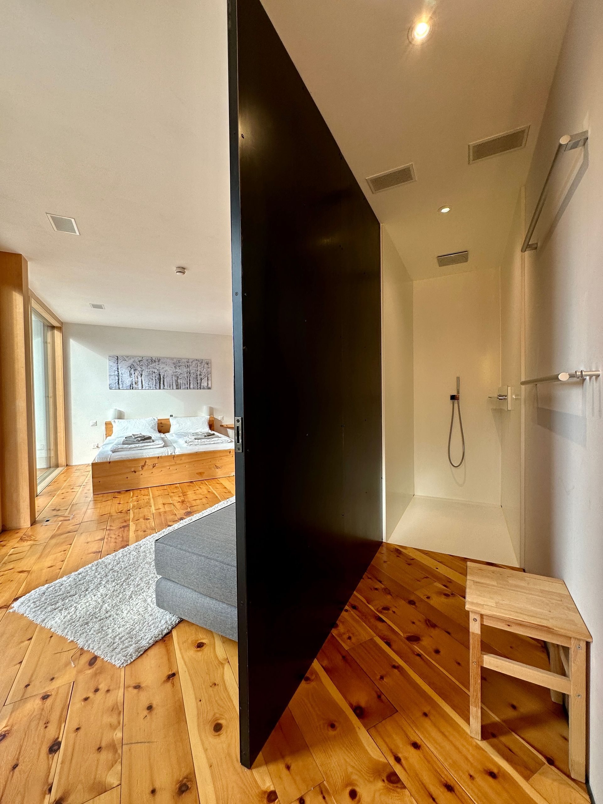 Ensuite Badezimmer im Ferienhaus Buna Saira in Scuol mit bodengleicher Regendusche