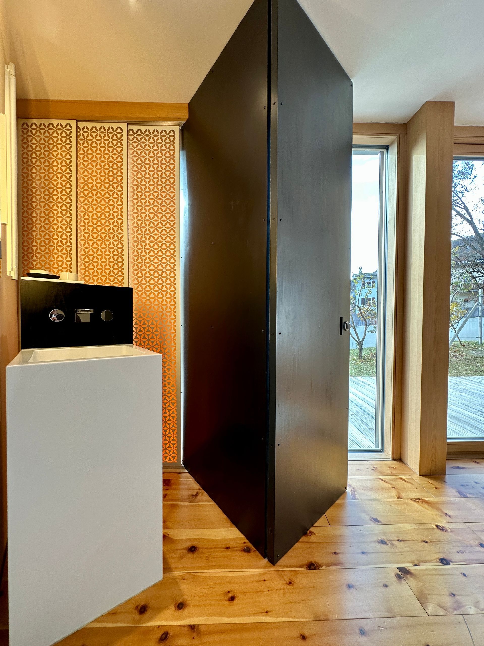 Moderne Waschbeckenarmatur im ensuite Badezimmer im Ferienhaus Buna Saira im Scuol 