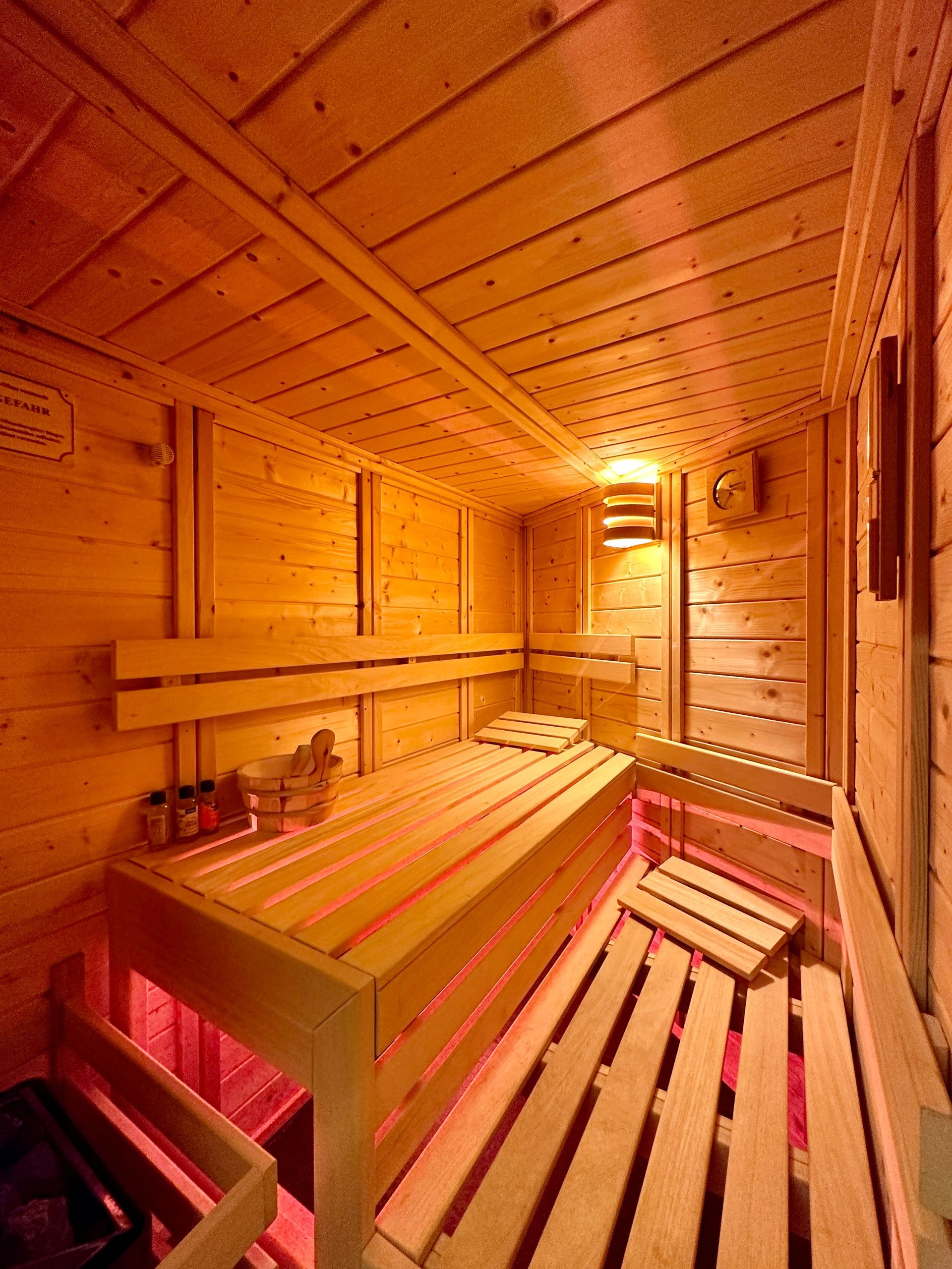 Private Holzsauna im Ferienhaus Buna Saira in Scuol im Engadin