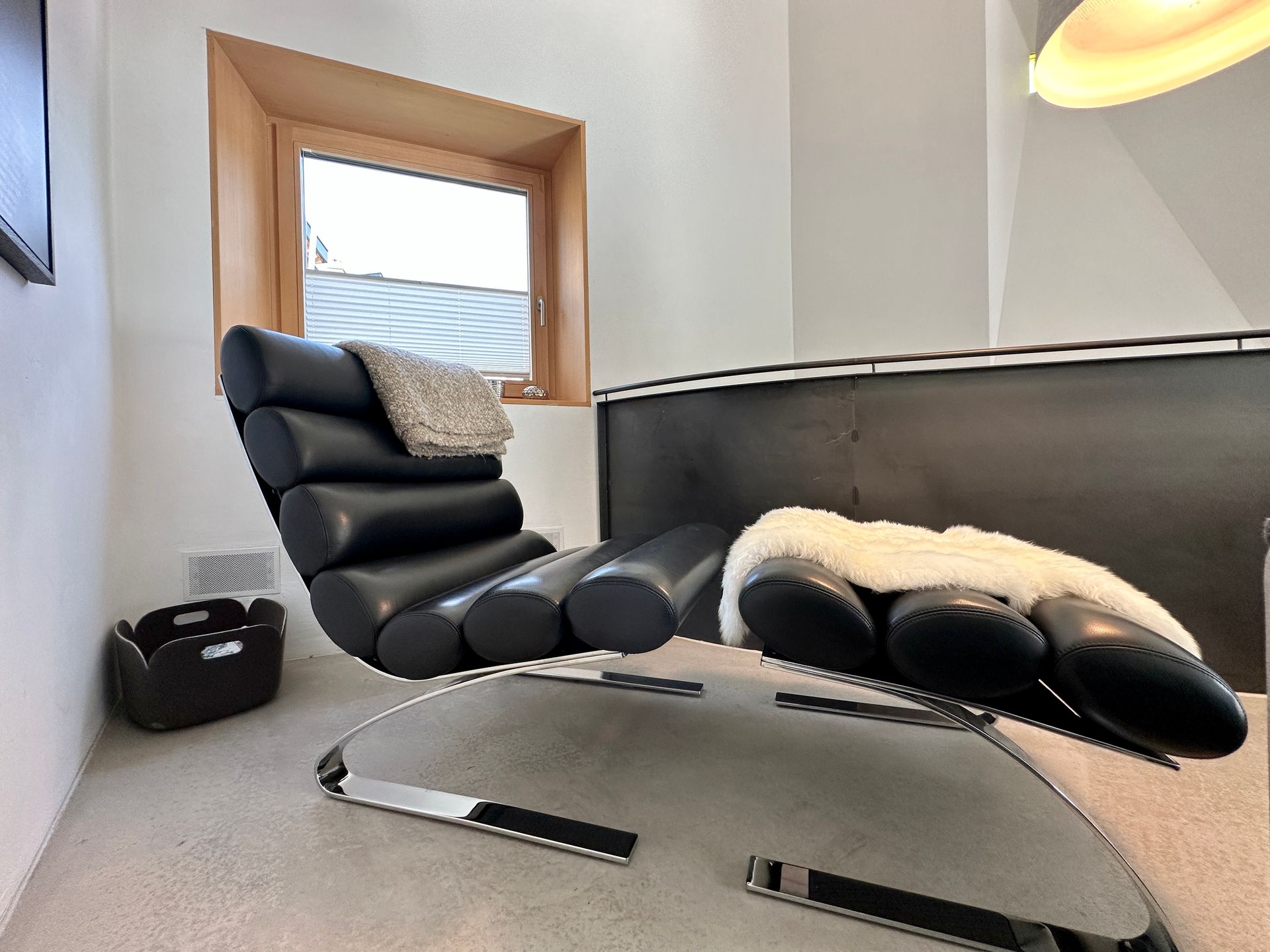 Gemütliche Leseecke mit Design-Sessel Cor Sinus im Ferienhaus Buna Saira in Scuol