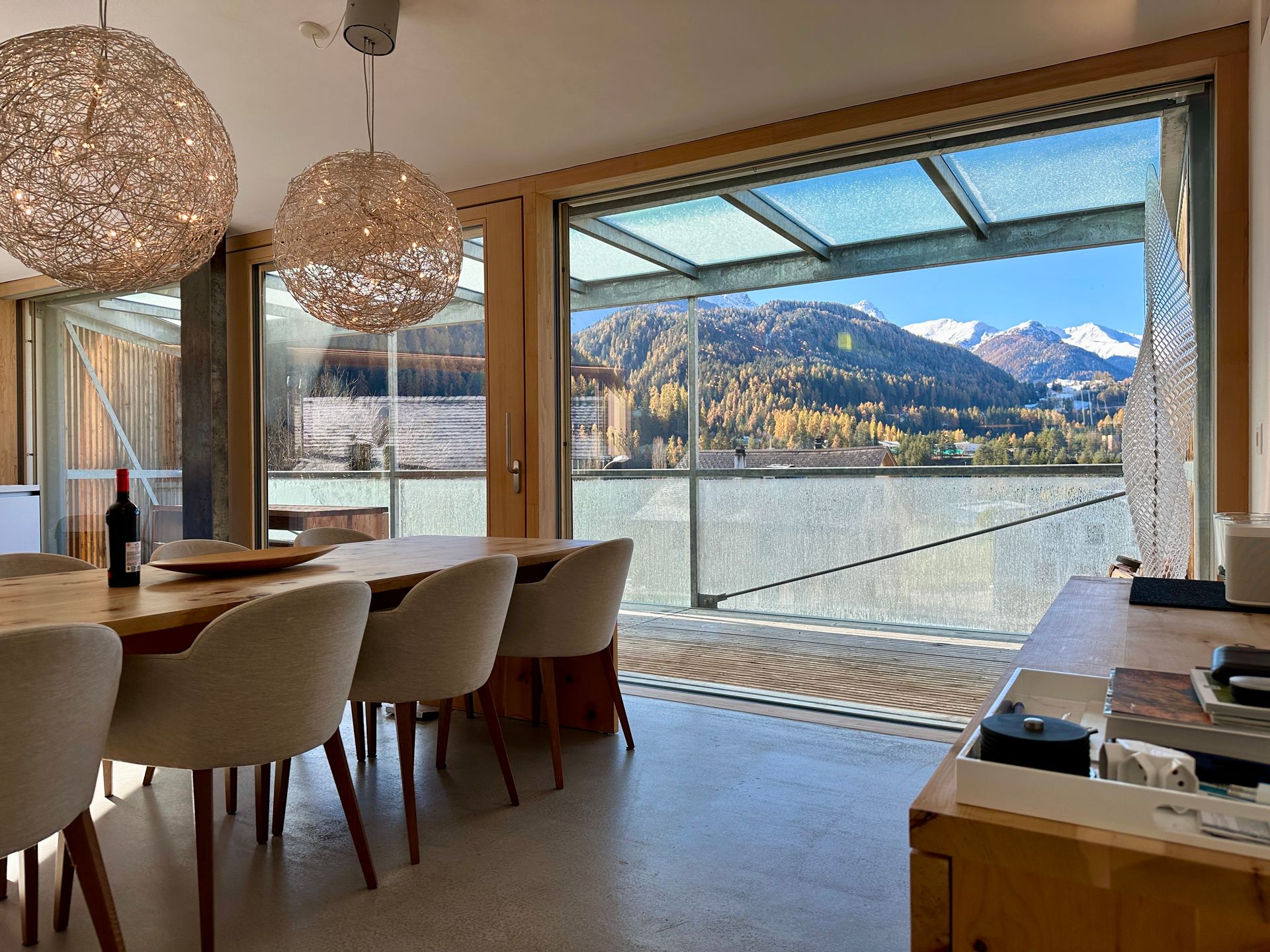 Heller Essbereich im Ferienhaus Buna Saira mit Panoramablick auf die Engadiner Berge