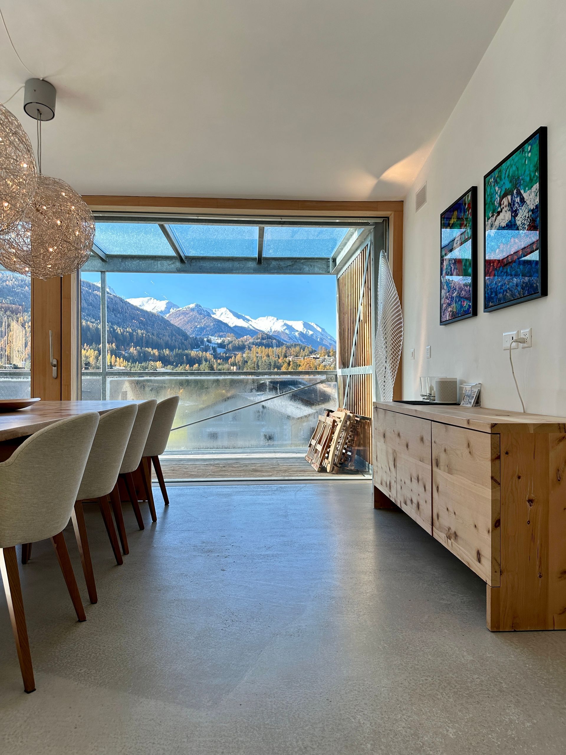 Wohnbereich im Ferienhaus Buna Saira mit Panoramablick auf die Bergwelt von Scuol
