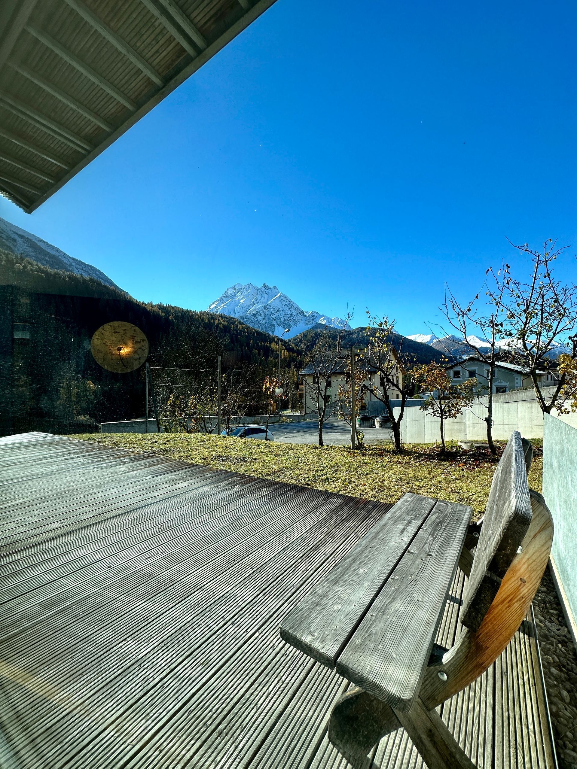 Terassenblick vom Ferienhaus Buna Saira auf die Berglandschaft rund um Scuol im Engadin
