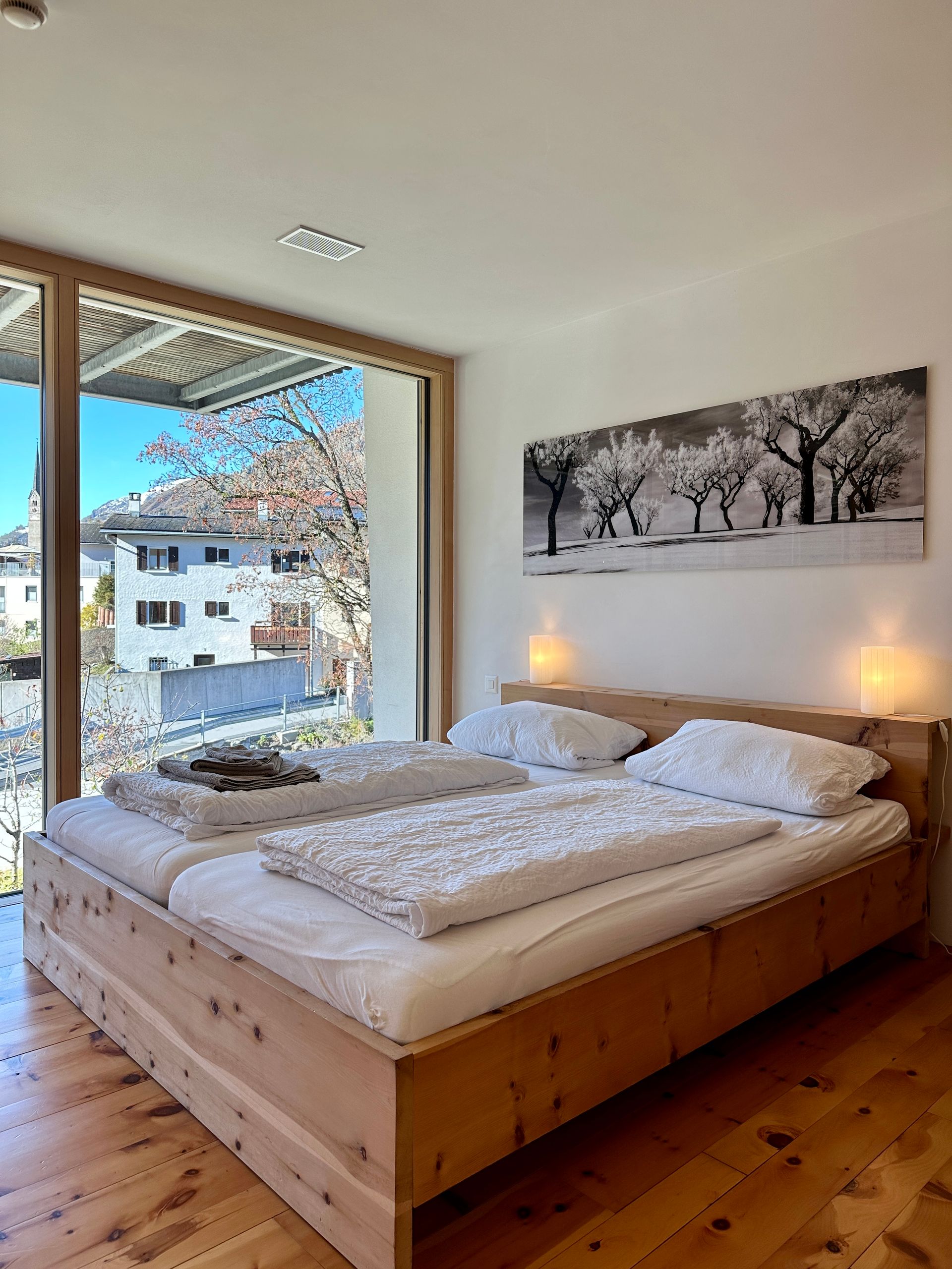 Panoramafenster im Ferienhaus Buna Saira mit Blick auf die Bergwelt von Scuol