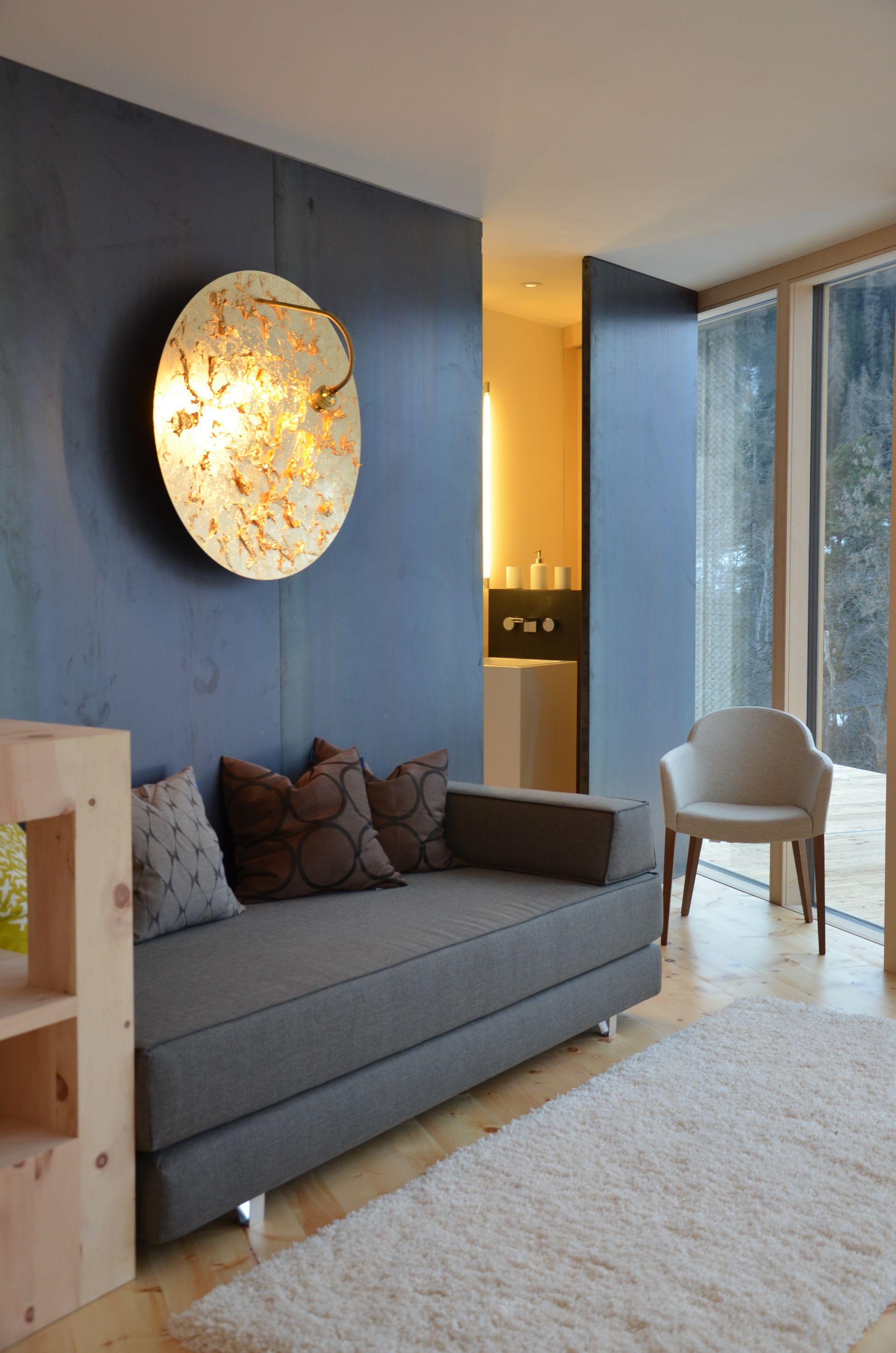 Modernes Schlafzimmer im Ferienhaus Buna Saira in Scuol mit modernem alpinem Interieur