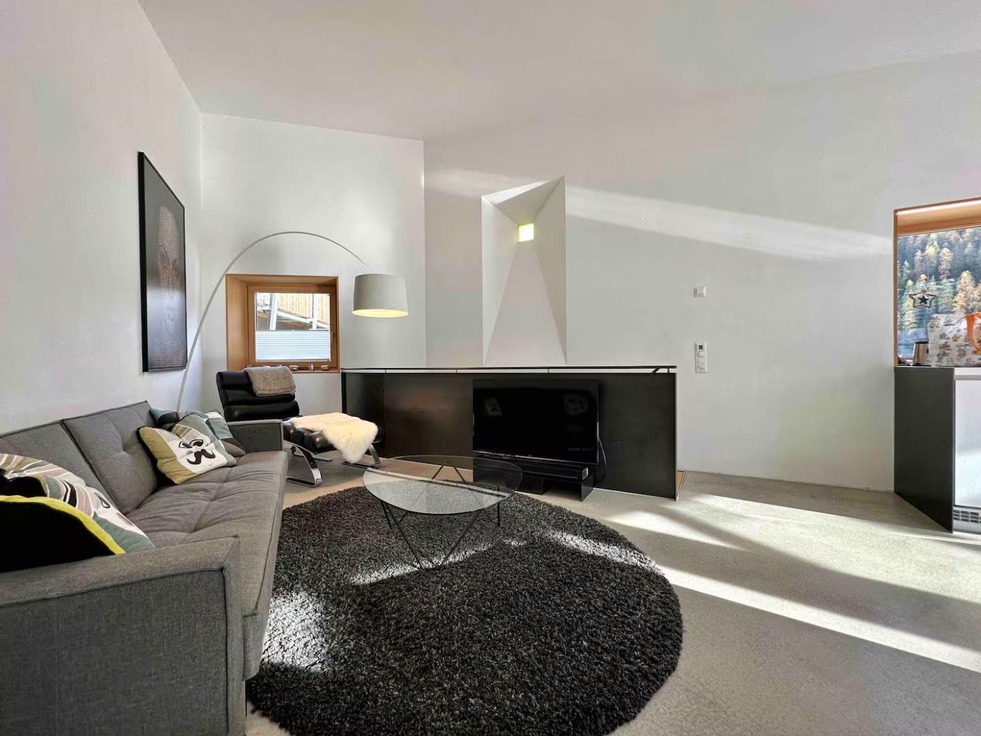 Moderner Wohnbereich im Ferienhaus Buna Saira in Scuol im Engadin