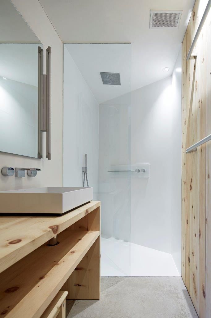 Moderne Regendusche im Badezimmer des Ferienhauses Buna Saira in Scuol