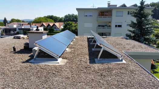 Sonnenkollektor auf Dach - Schär Heizungen