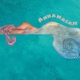 Una mujer yace sobre una ola azul rizada, texto "Annamasaje" sobre un fondo azul verdoso.