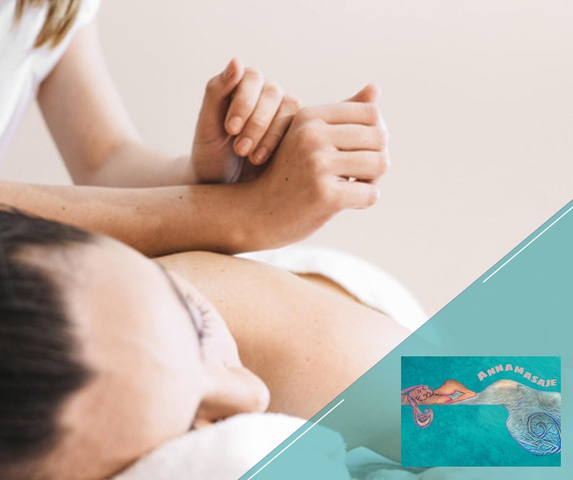 Persona recibiendo un masaje, con un brazo presionado por el de otra persona. Logotipo turquesa en la esquina.