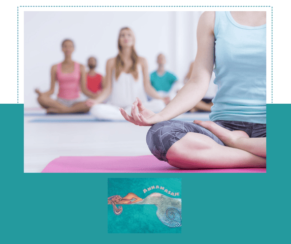 Persona en postura de yoga con otras personas al fondo, meditando. Fondo turquesa con logotipo.