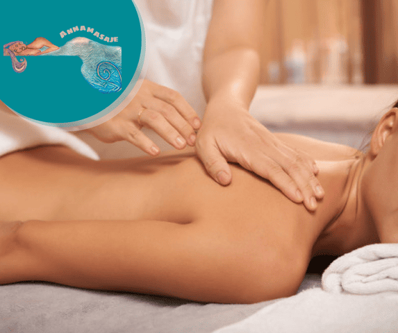 Masajista dando un masaje de espalda en un spa.