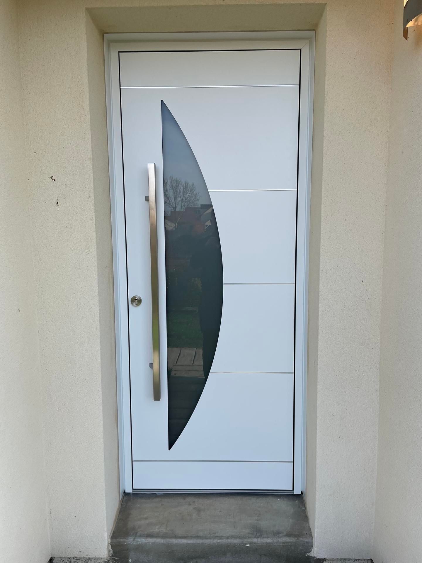 Porte d'entrée blanche avec panneau de verre ovale et poignée argentée.