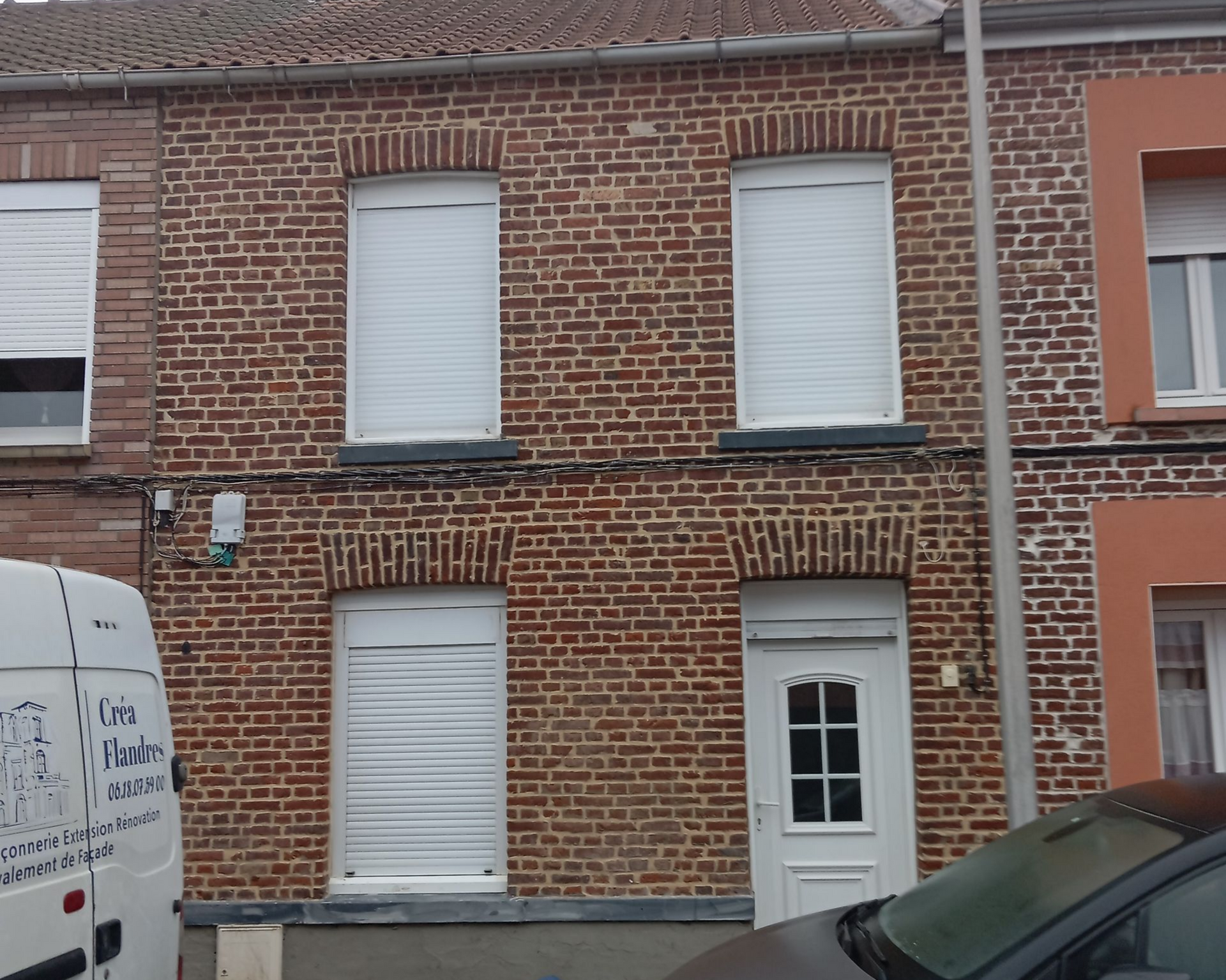 Une façade de maison en briques rouges.