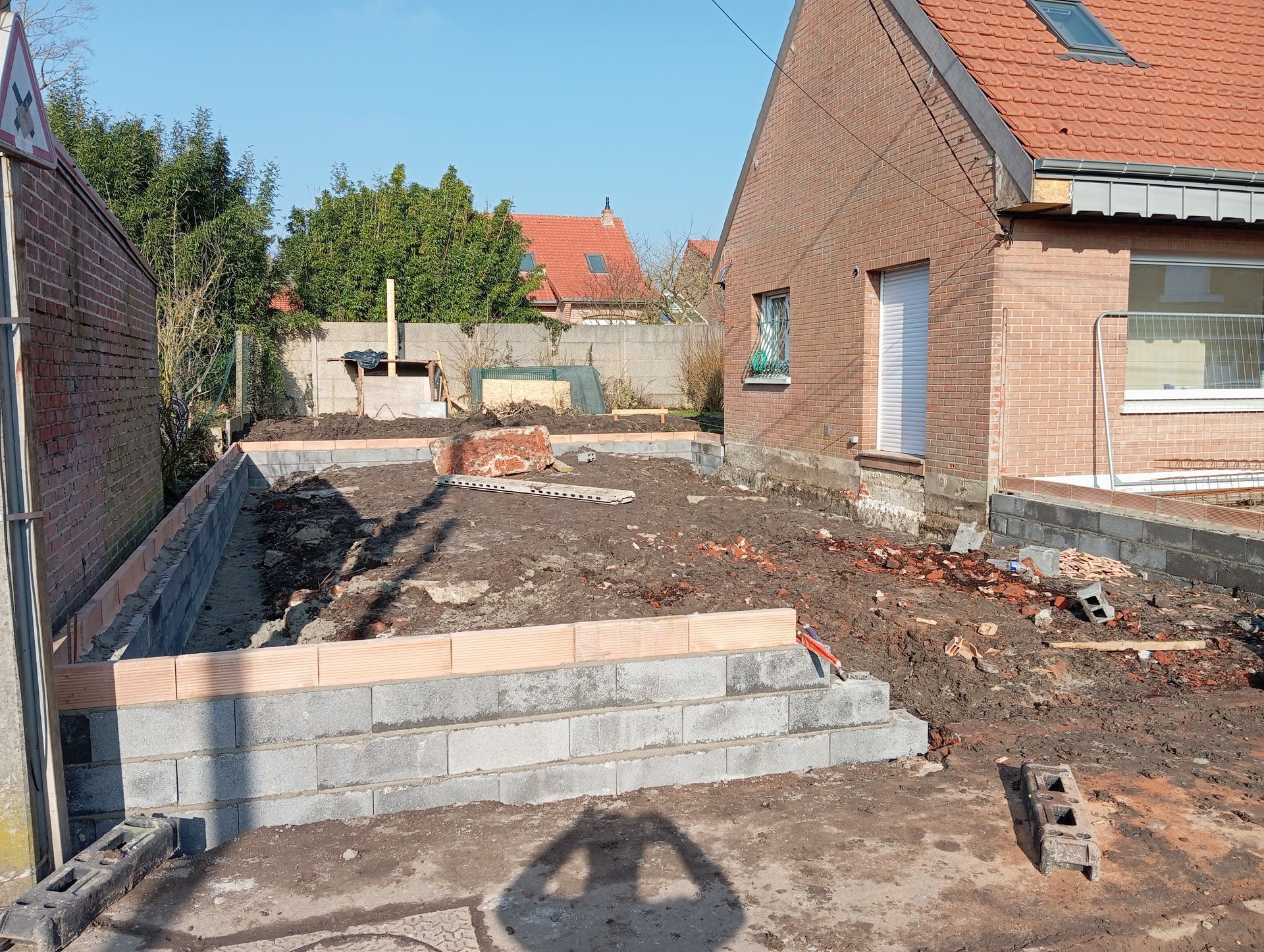 Une maison avec un petit muret.