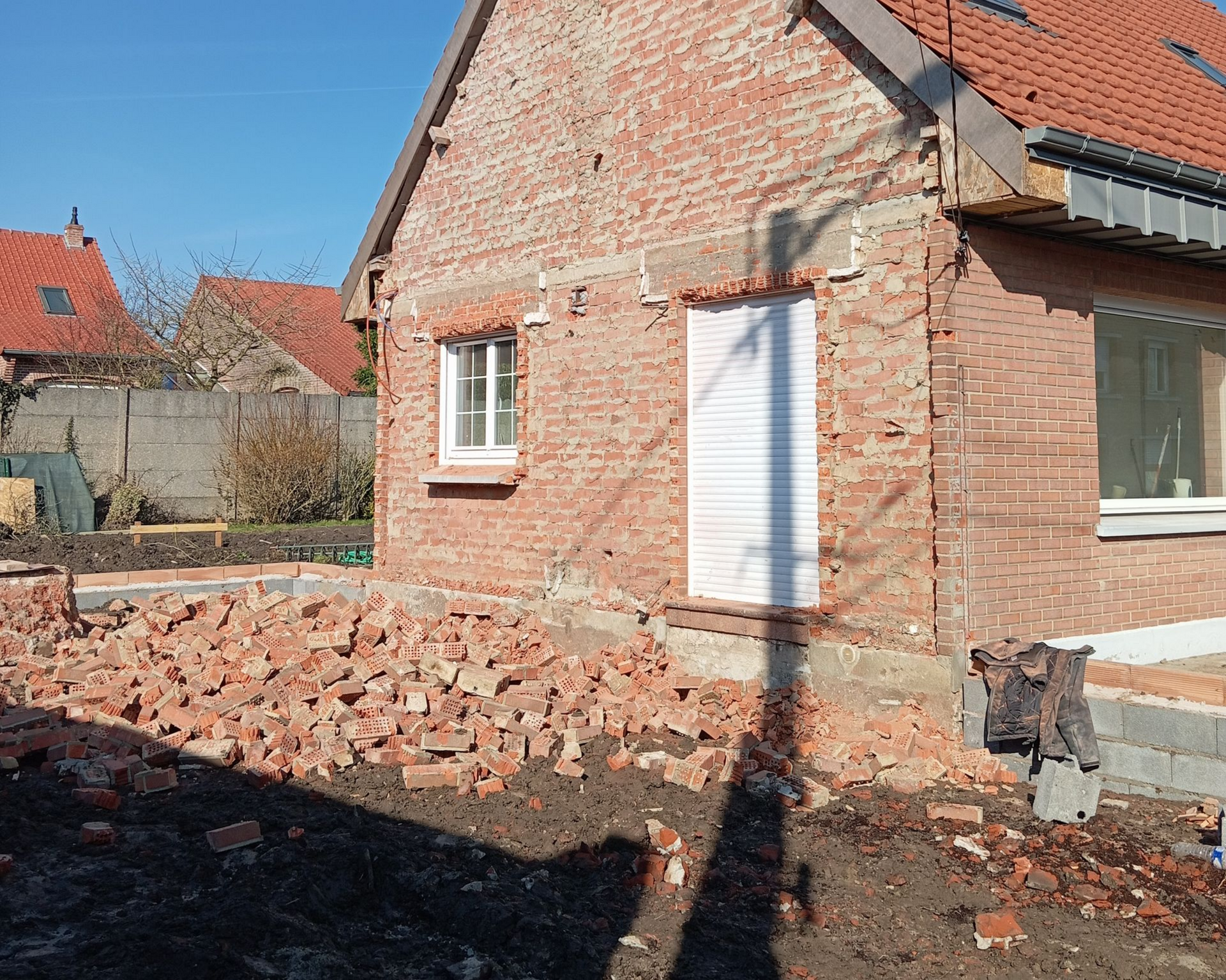 Une façade avec une pile de briques.