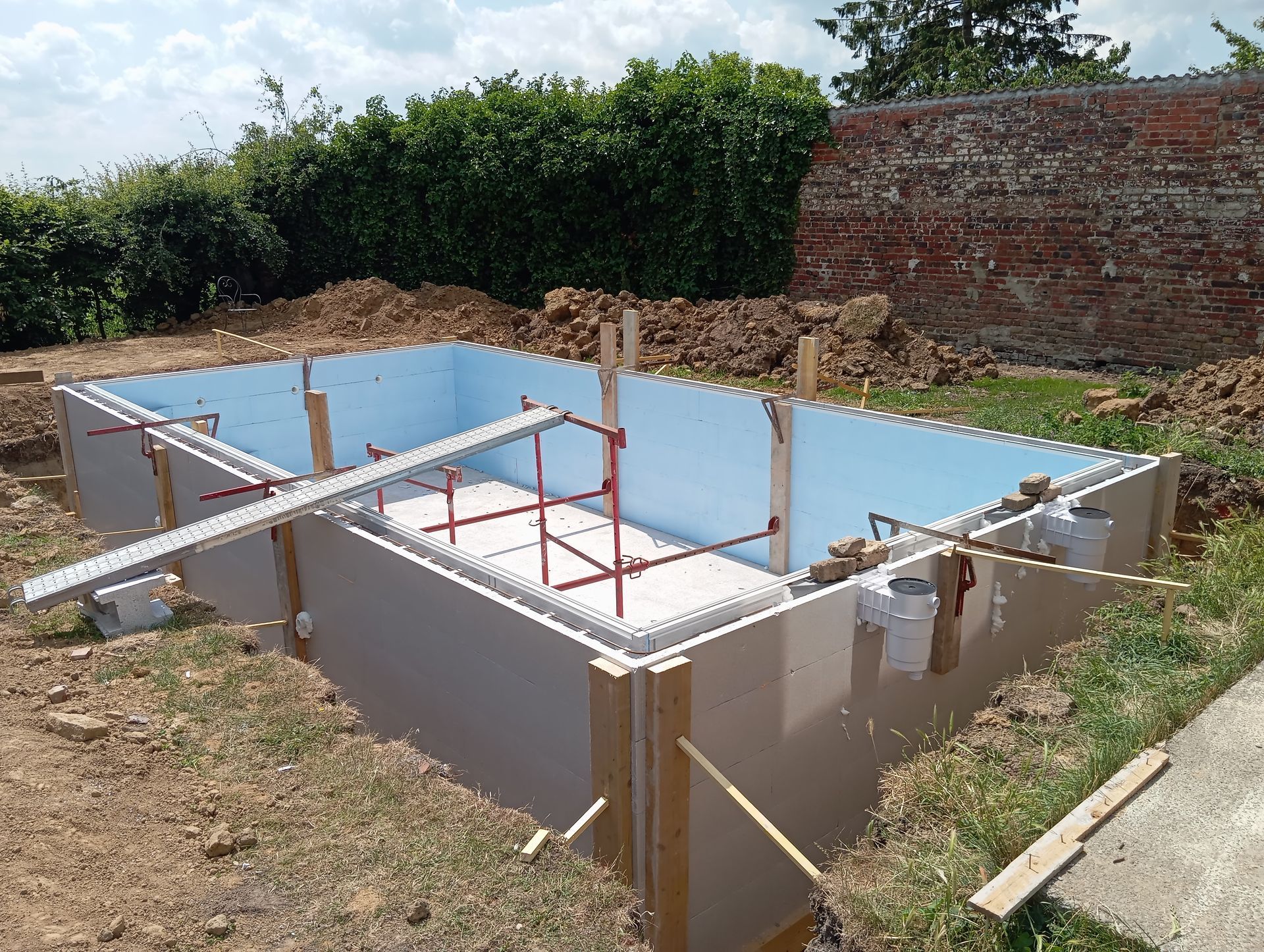 Une piscine en cours de construction.