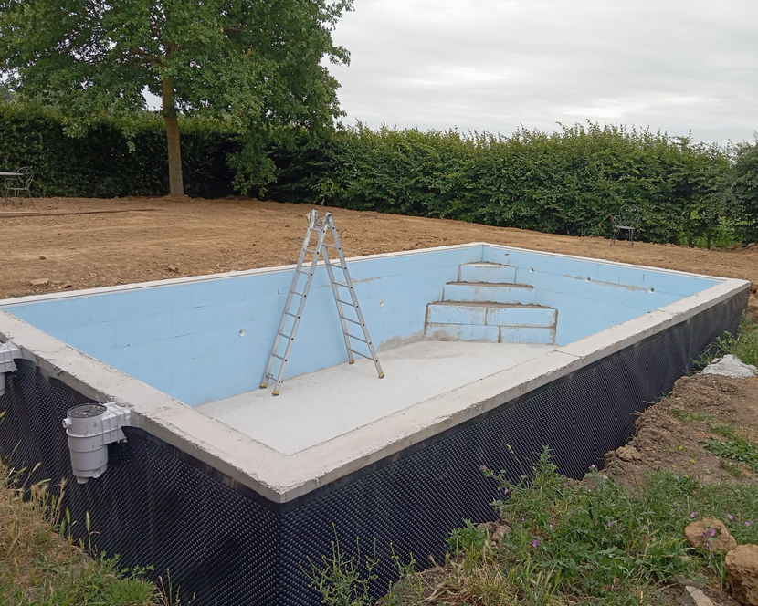 Une piscine en construction.