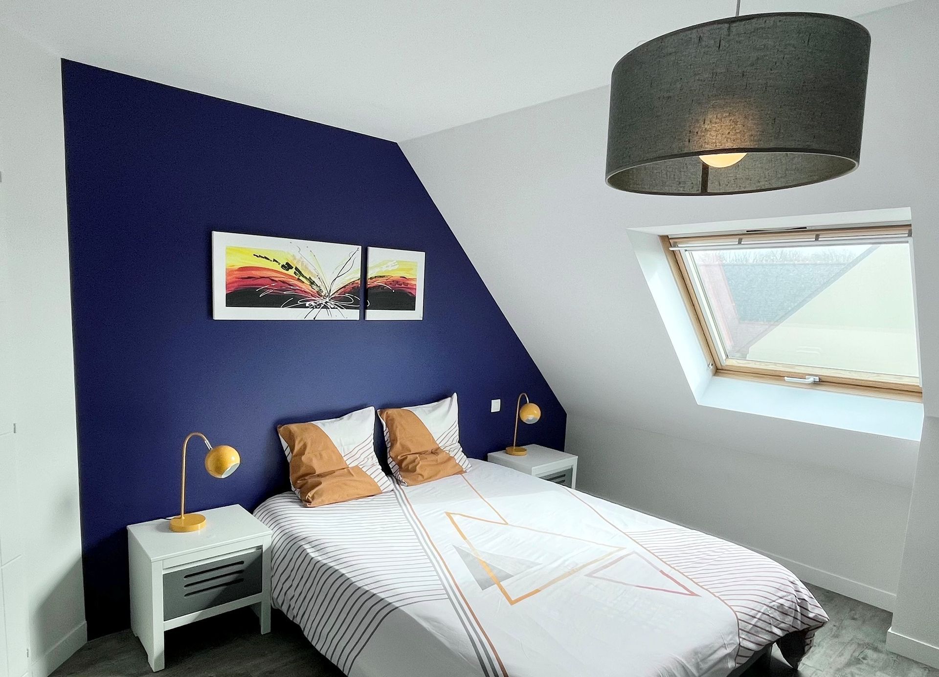 Un mur peint en orange dans une chambre