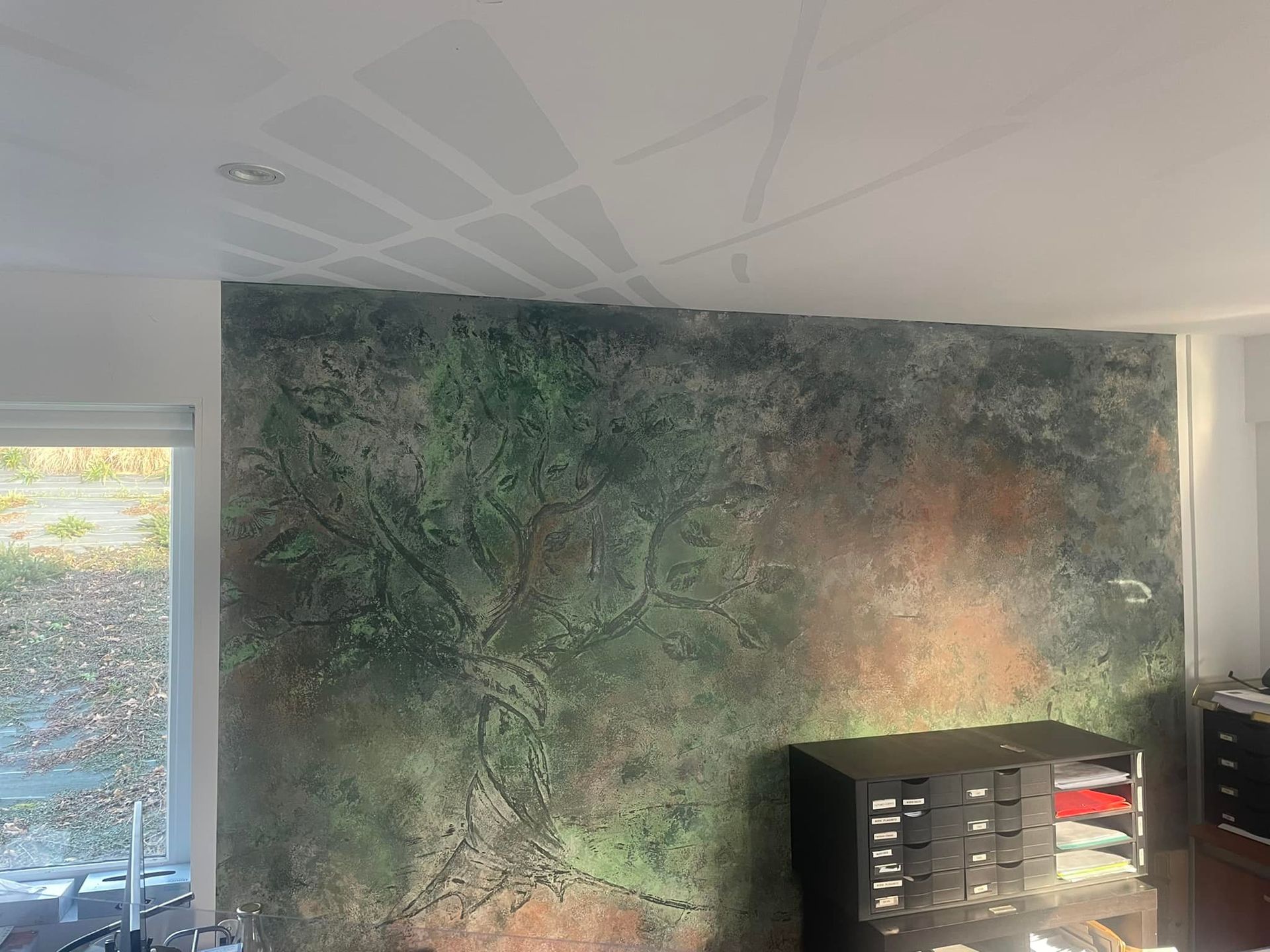 Peinture d'un arbre sur un mur