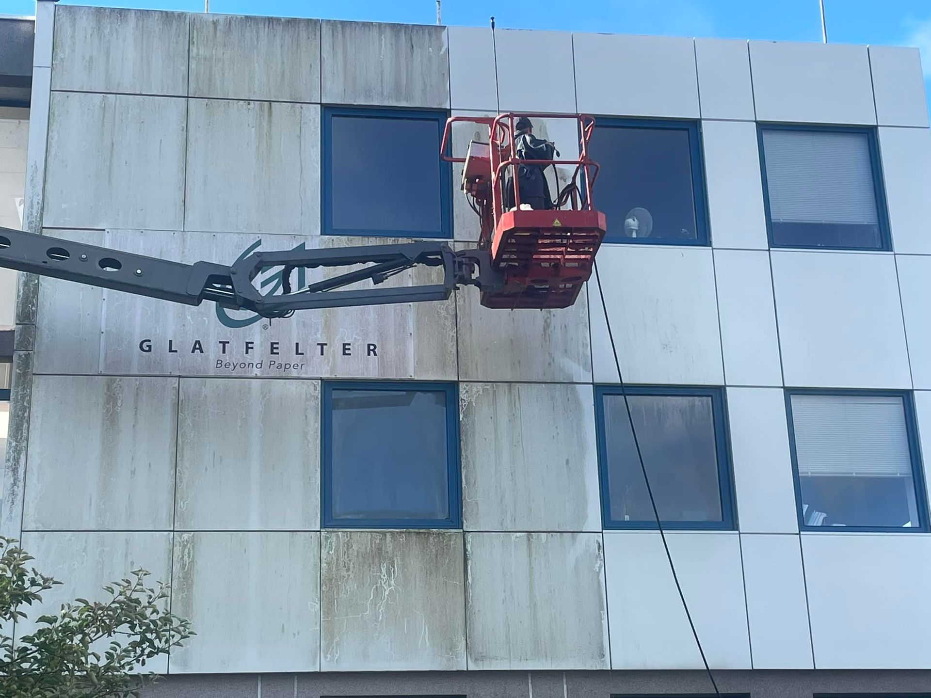 Un façadier qui nettoie une façade