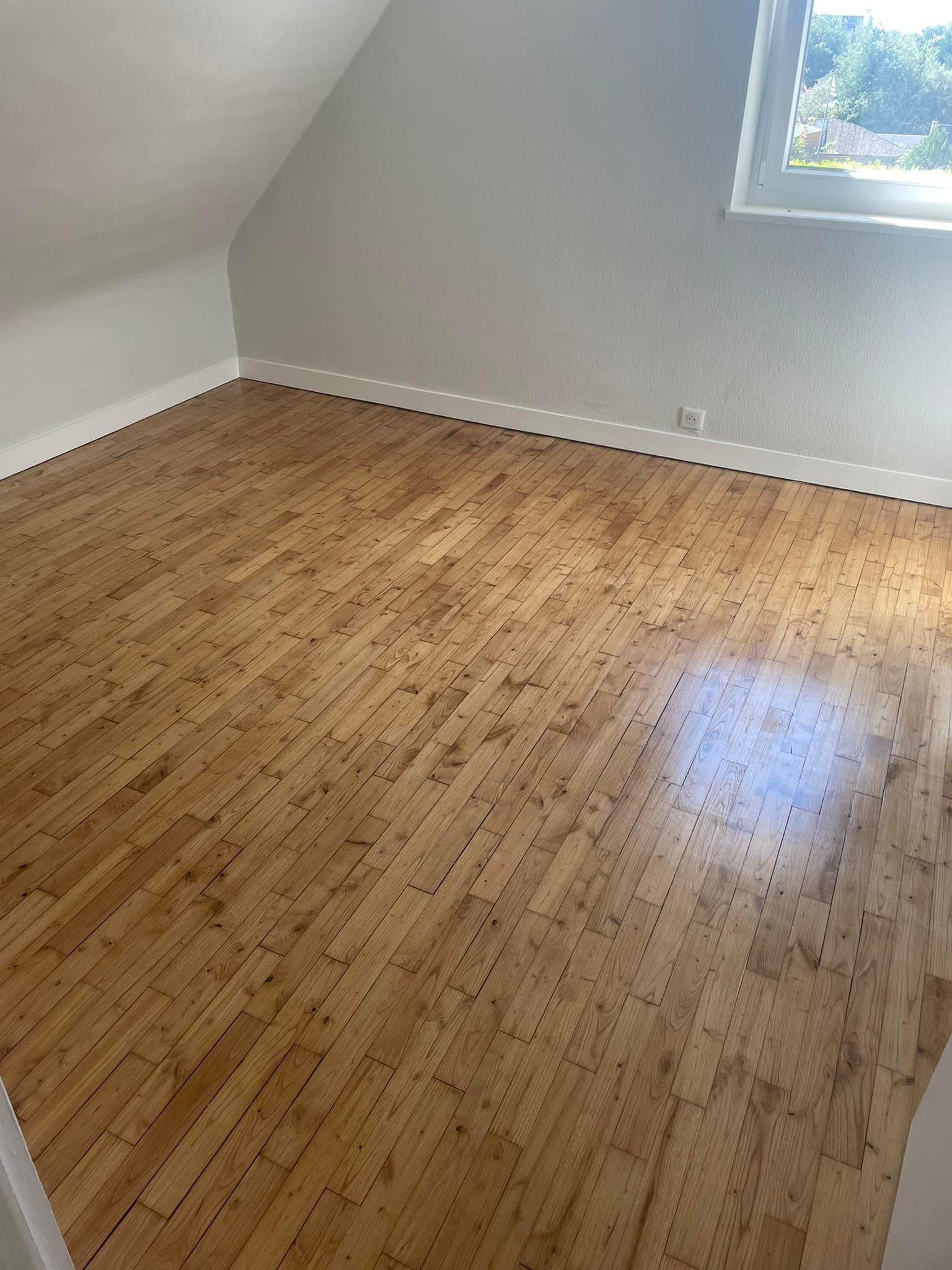 Un parquet en bois massif vitrifié