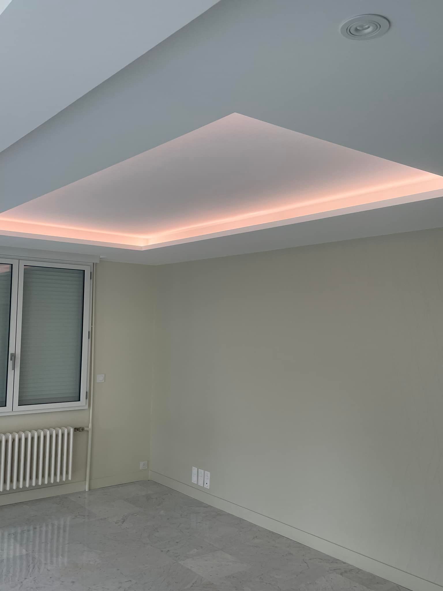 Un faux plafond avec de la lumière