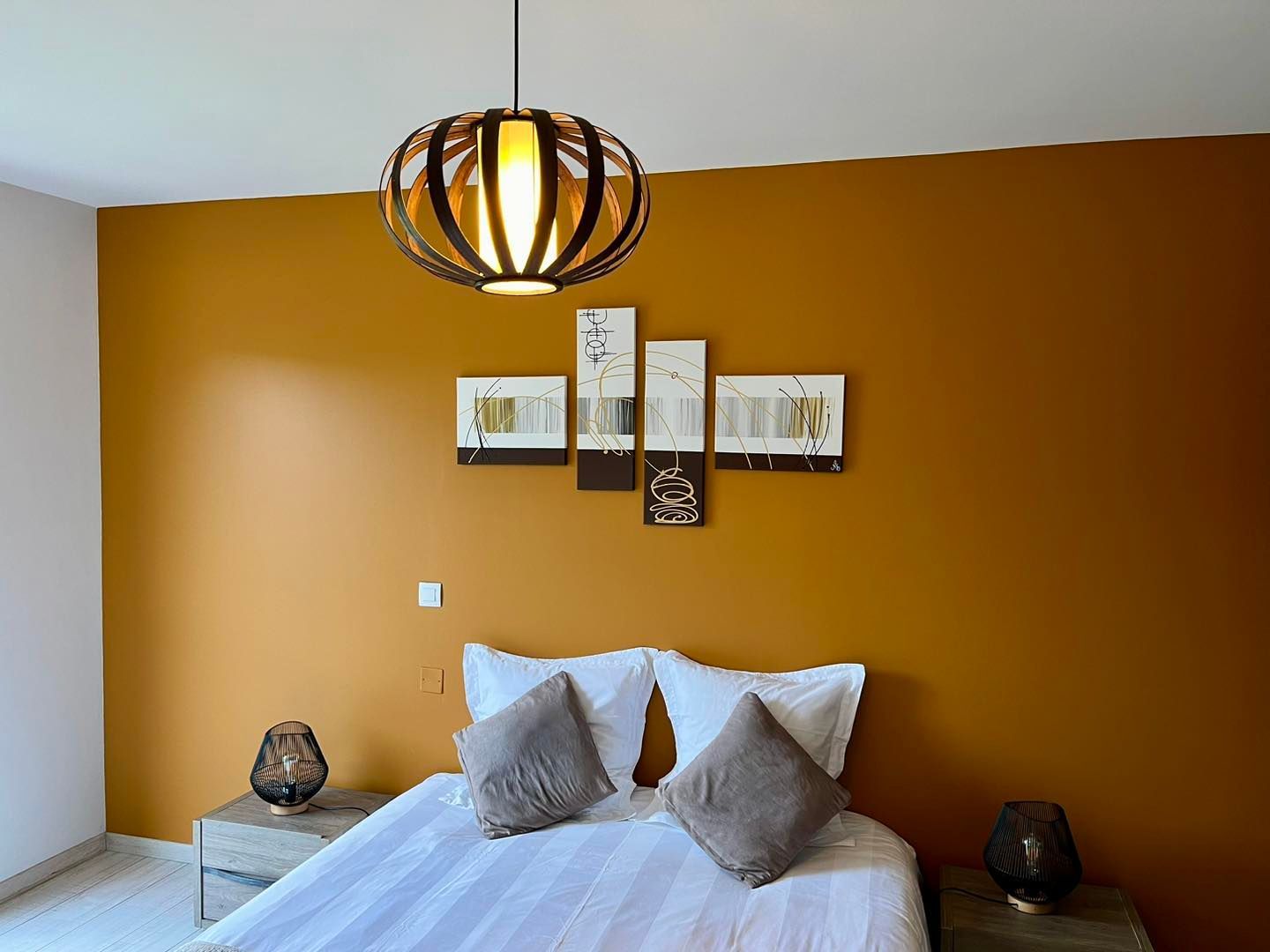 Une chambre avec un mur peint en orange