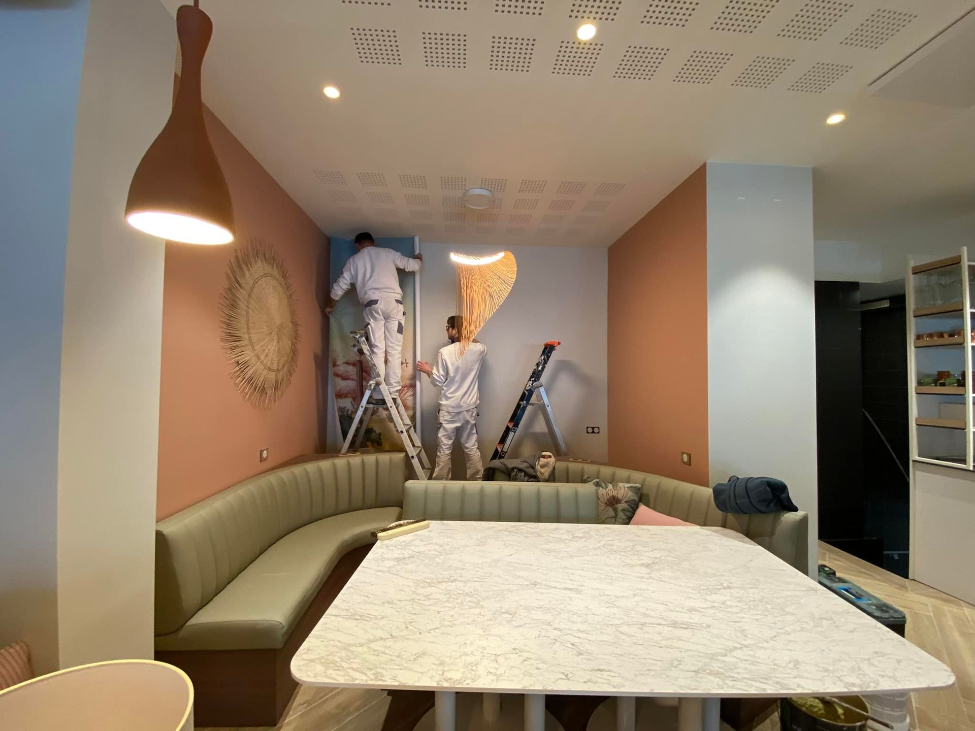 Des peintres en bâtiment qui pose du papier peint