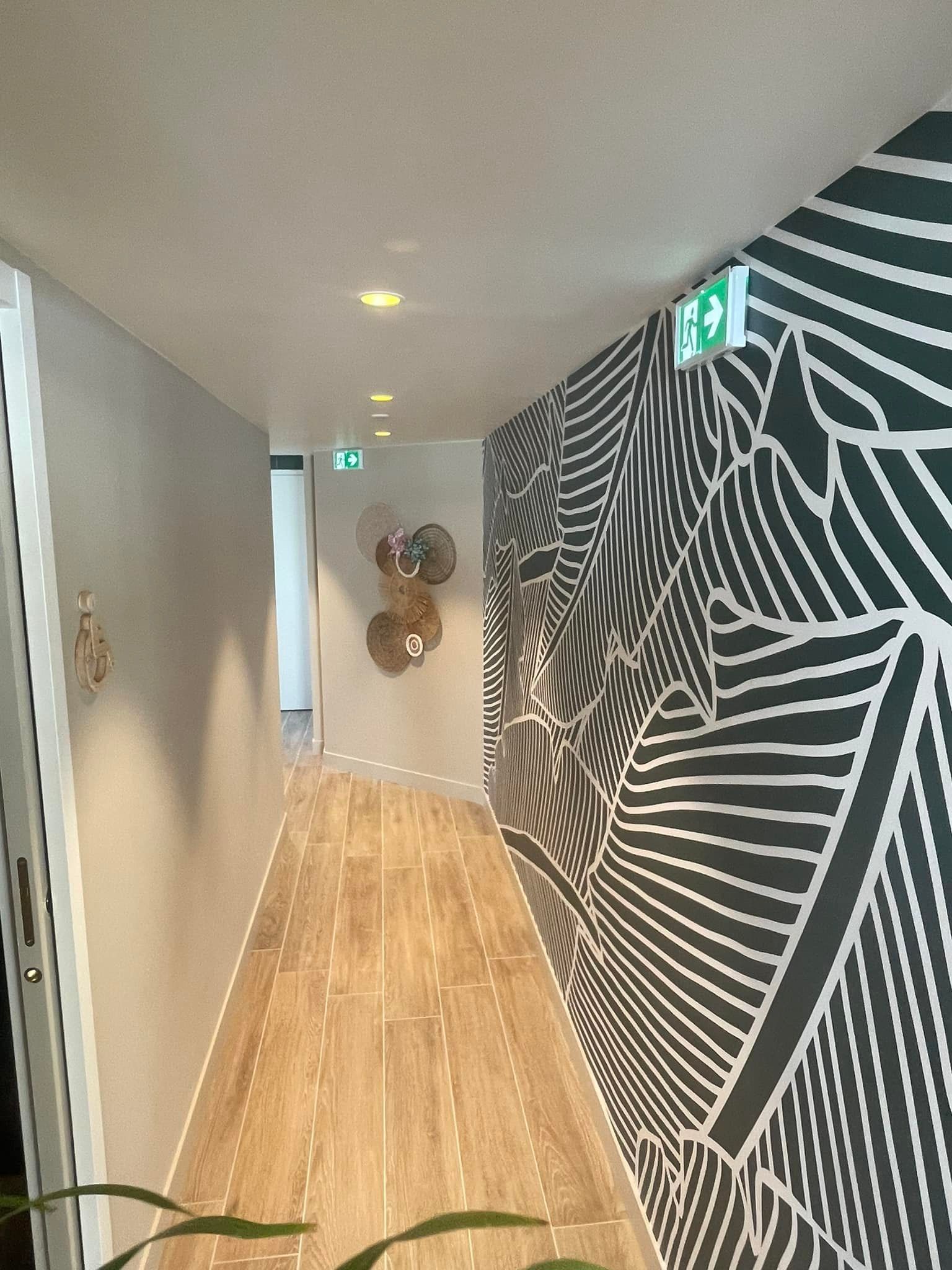 Un mur avec du papier peint à motifs