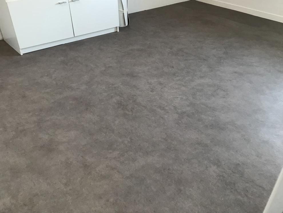 Un sol en PVC imitant le béton ciré
